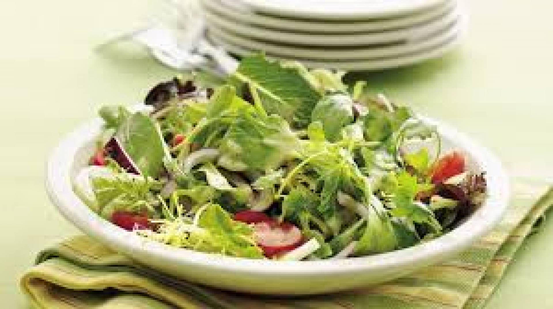 Mix green salad with Vegetables and Tempeh